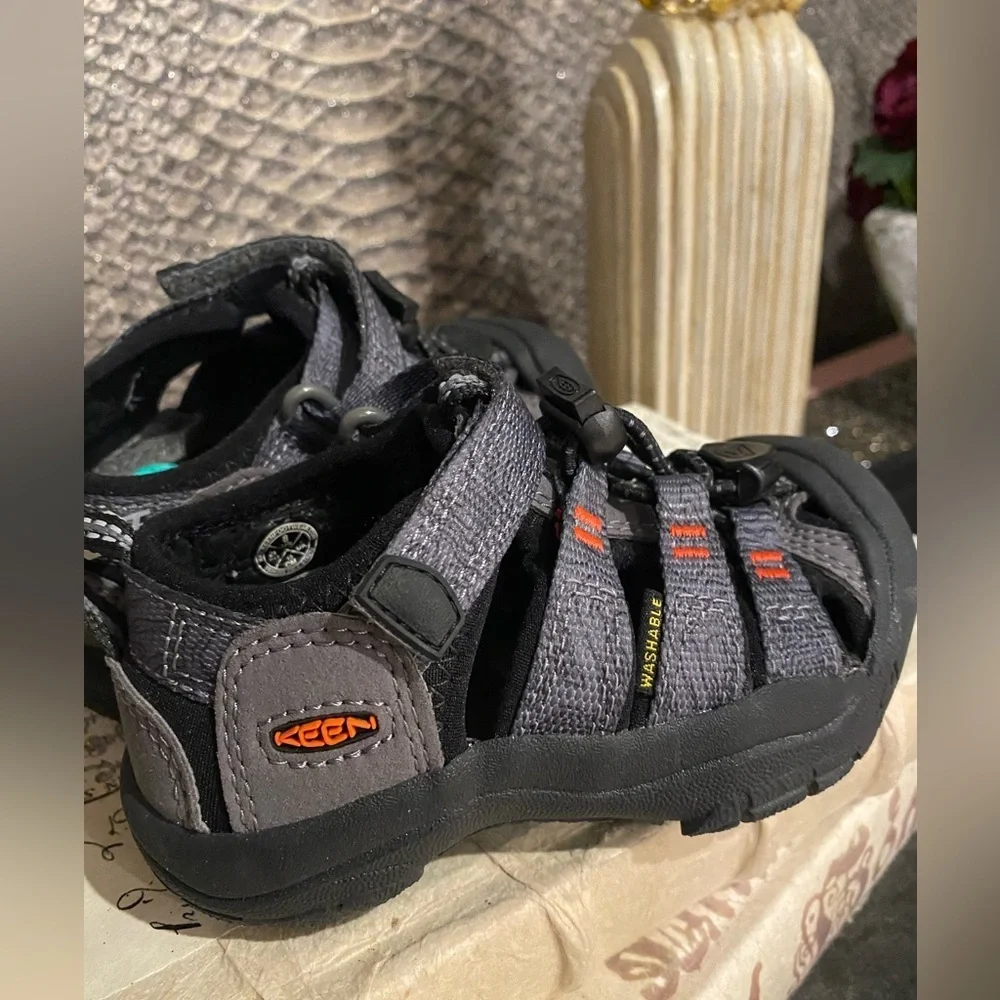 Keen Newport H2 - Stlgry/blk. NWOT